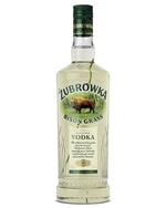 Zubrowka vodkaflaske med grønlig væske og et enkelt græsstrå i flasken